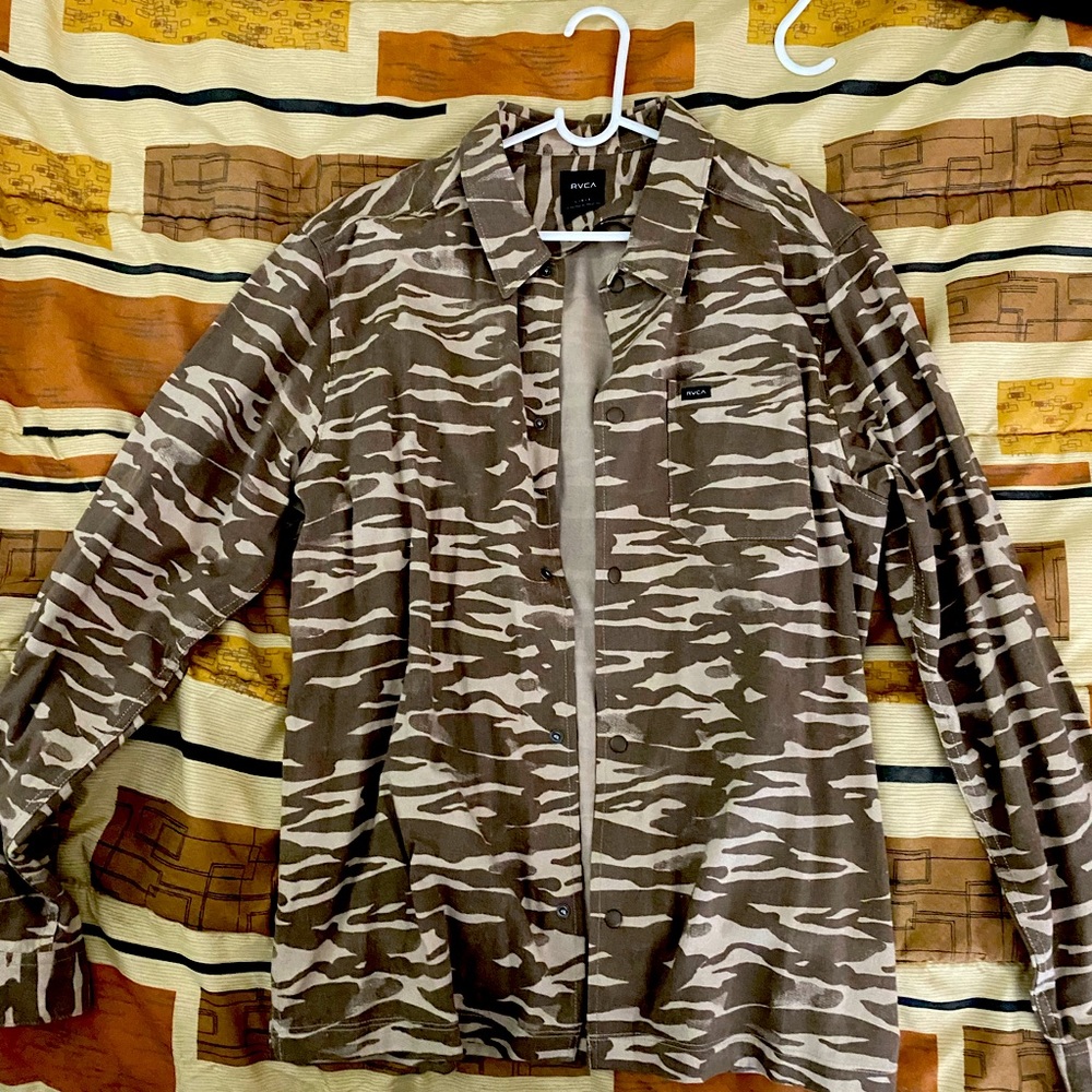 Large RVCA brown camo button up shirt jacket